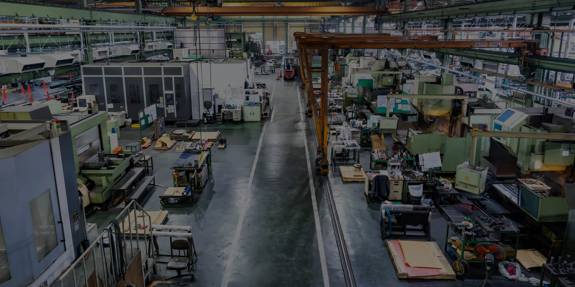 積み上げた技術が、今日も現場を支えている。天井クレーン一貫体制のネクストにお任せください